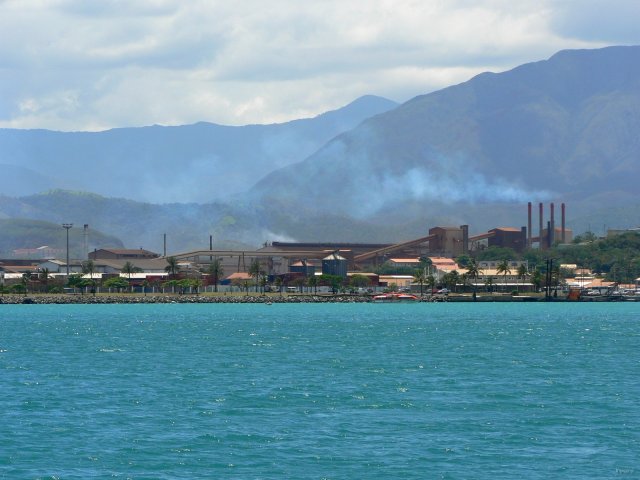 42- L'usine de nickel de Noumea, sous le soleil 
